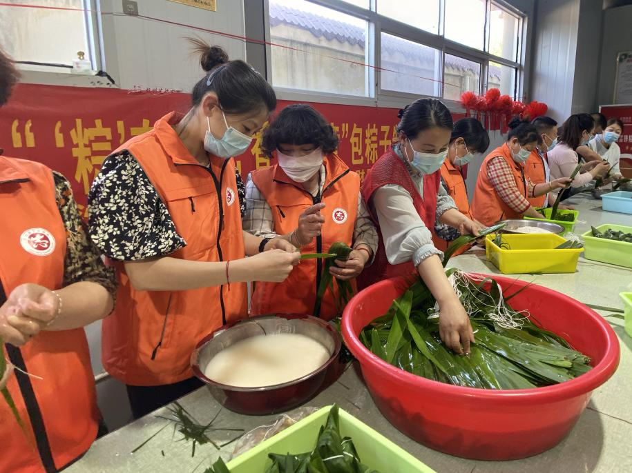 青口供電所黨支部聯(lián)合生產(chǎn)生活服務(wù)中心分會(huì)、黃沙坨社區(qū)，共同舉辦“悠悠艾草香 濃濃端午情”系列活動(dòng)。.png